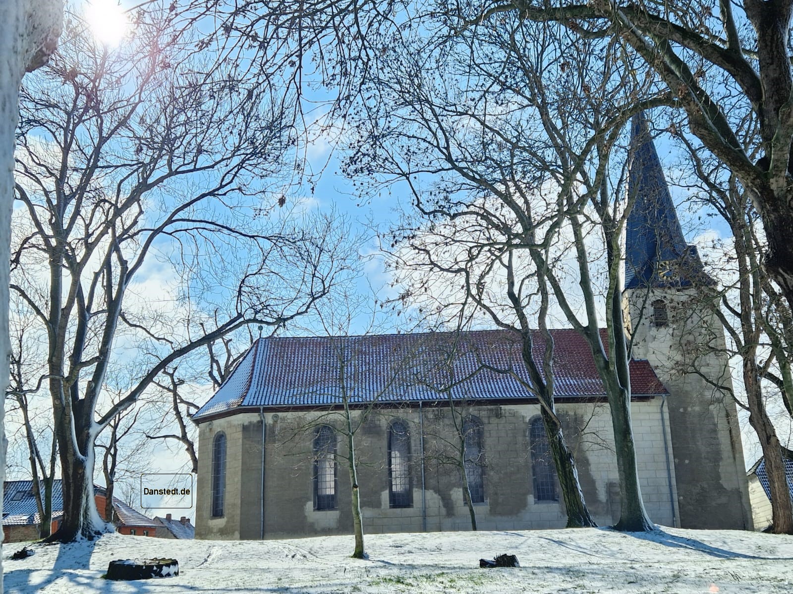Kirche St. Udalrici Danstedt 2023 im letzten Schnee bei Frühlingssonne